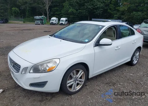 2013 Volvo S60 T5/T5 Platinum/T5 Premier/T5 Premier Plus z USA, uszkodzony, nr VIN YV1612FSXD2198425